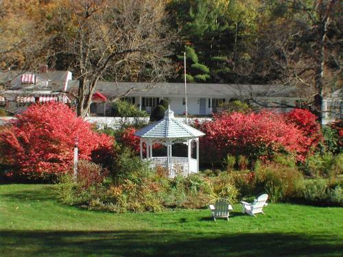 Posada 1896 House Country Inn - Brookside & Pondside
