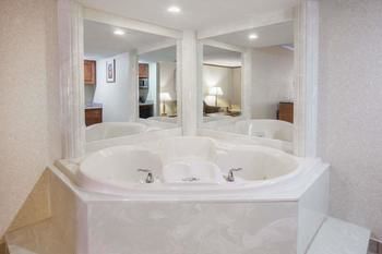 Hotel Baymont Inn & Suites Canton
