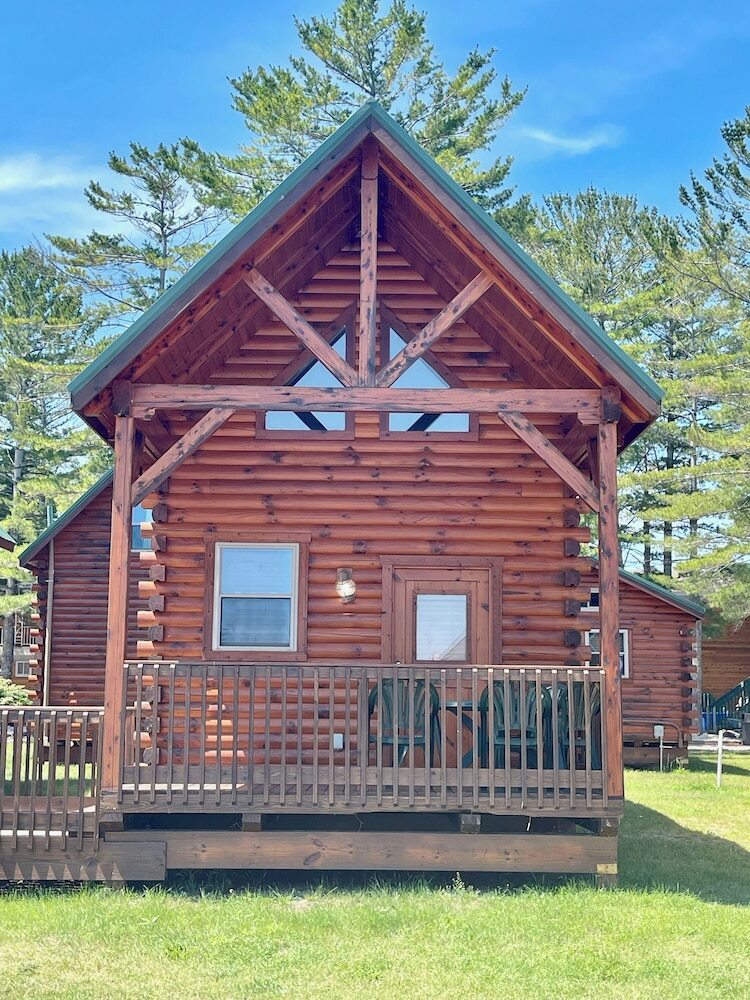 Hotel Cabins Of Mackinaw