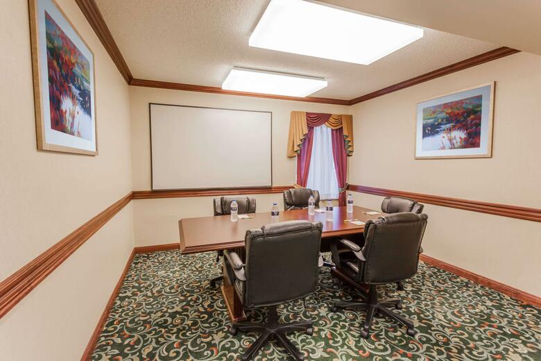 Hotel Days Inn & Suites By Wyndham Warren
