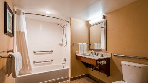 Hotel Baymont Inn And Suites Warren