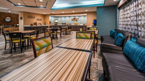 Hotel Baymont Inn And Suites Warren