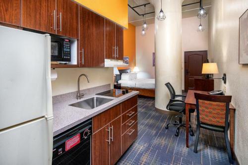 The Suites Hotel At Waterfront Plaza