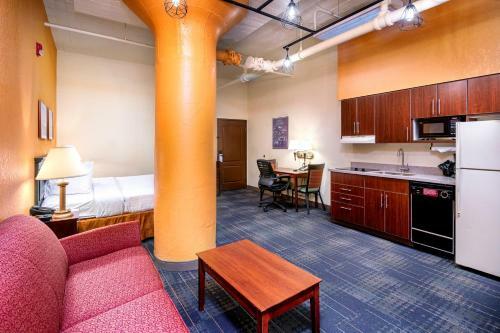 The Suites Hotel At Waterfront Plaza