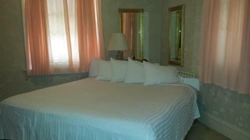 Posada Harbor Haus Inn & Suites