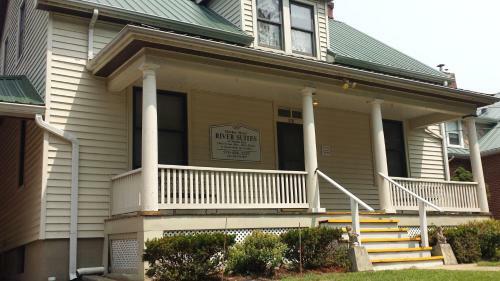 Posada Harbor Haus Inn & Suites