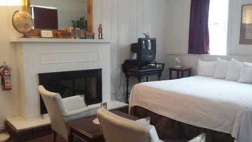 Posada Harbor Haus Inn & Suites