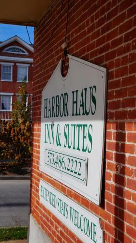 Posada Harbor Haus Inn & Suites