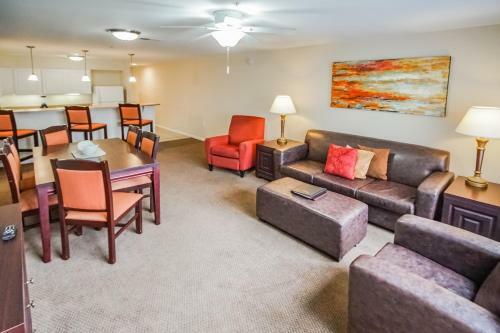 Hotel Surreys' Grand Crowne Resort