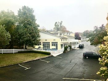 Motel Honeysuckle Inn & Conference Center