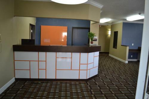 Hotel Countryside Inn & Suites