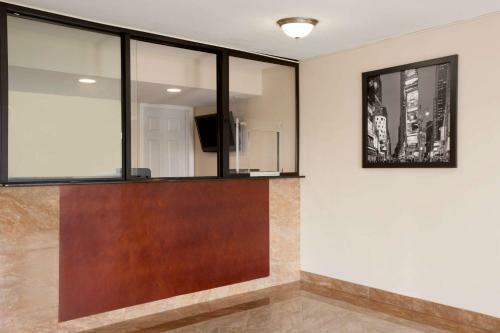 Hotel Super 8 Rahway Newark