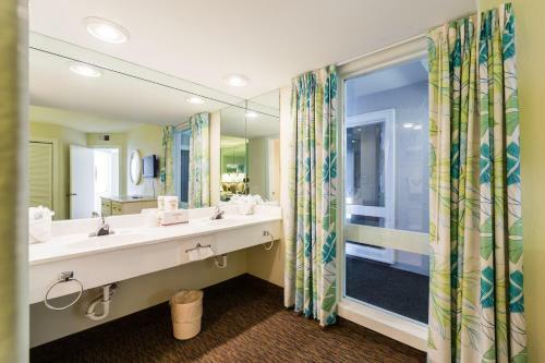 Hotel Schooner Beach And Racquet Club