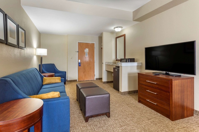 Hotel Comfort Suites At Rivergate Mall
