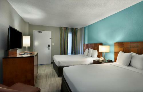 Hotel Crown Reef Beach Resort And Waterpark