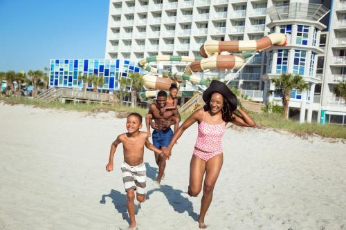 Hotel Crown Reef Beach Resort And Waterpark