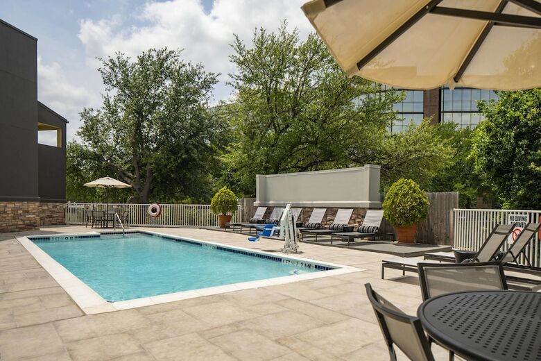 Holiday Inn Express Hotel & Suites Arlington/six Flags Area
