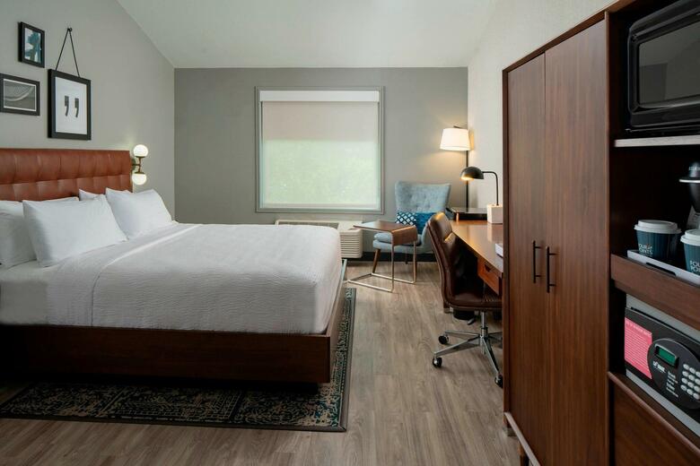 Holiday Inn Express Hotel & Suites Arlington/six Flags Area
