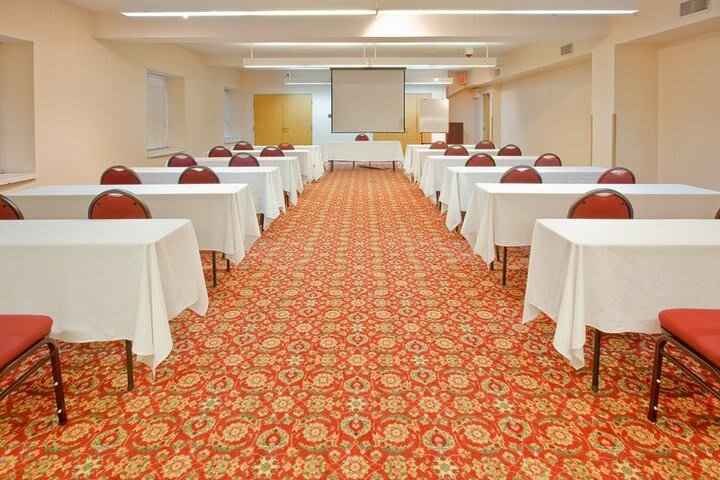 Holiday Inn Express Hotel & Suites Arlington/six Flags Area