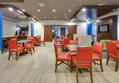 Holiday Inn Express Hotel & Suites Denton