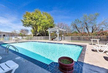 Motel 6 Dallas Market Center