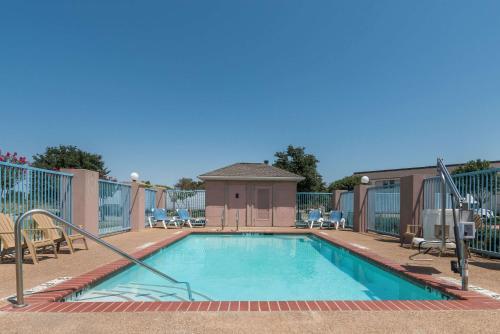 Hotel Super 8 Motel - Fort Worth