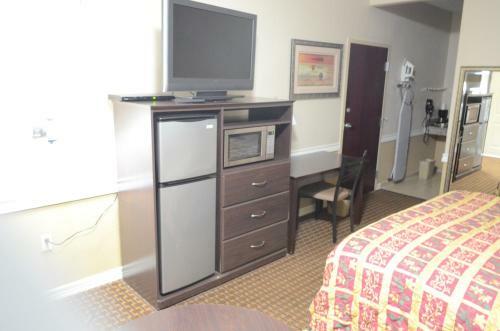 Motel Budget Host Inn & Suites