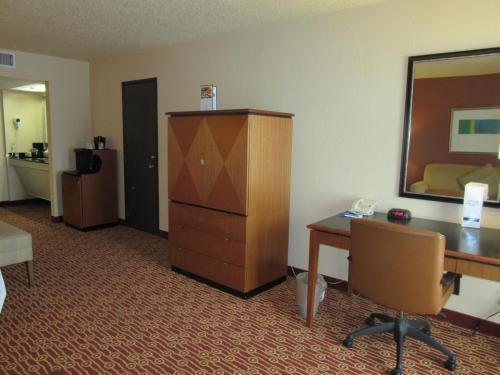 Atrium Hotel And Suites Dfw Airport