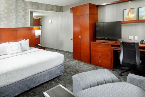 Hotel Courtyard By Marriott San Antonio Six Flags At The Rim