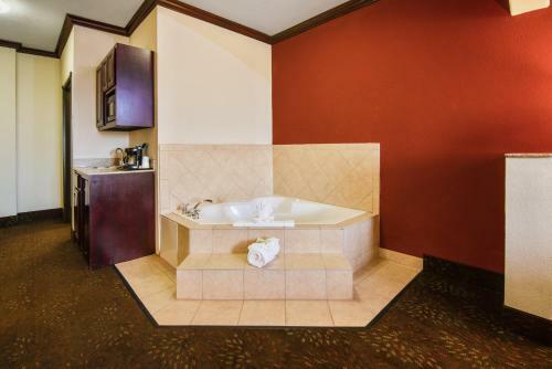 Holiday Inn Express Hotel & Suites Terrell
