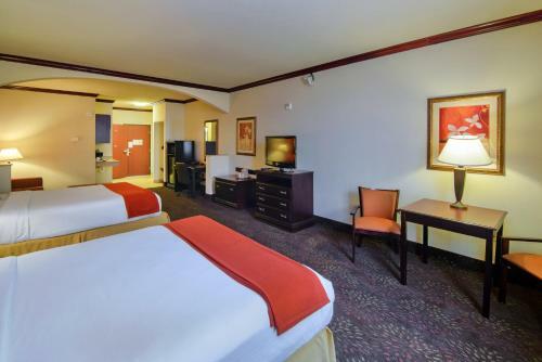Holiday Inn Express Hotel & Suites Terrell