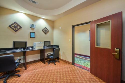 Holiday Inn Express Hotel & Suites Terrell