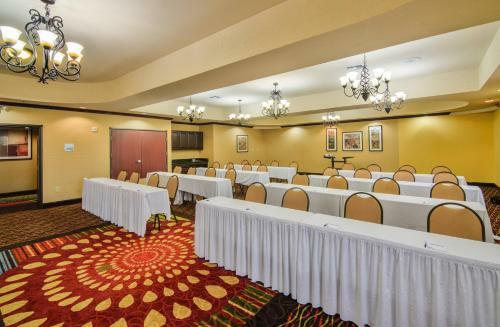 Holiday Inn Express Hotel & Suites Terrell
