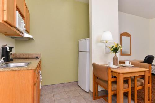 Hotel America's Best Value Inn & Suites