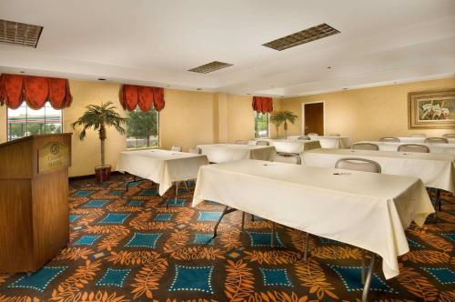 Hotel Comfort Suites Dulles Airport