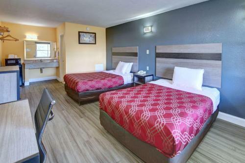 Hotel Econo Lodge At Military Circle