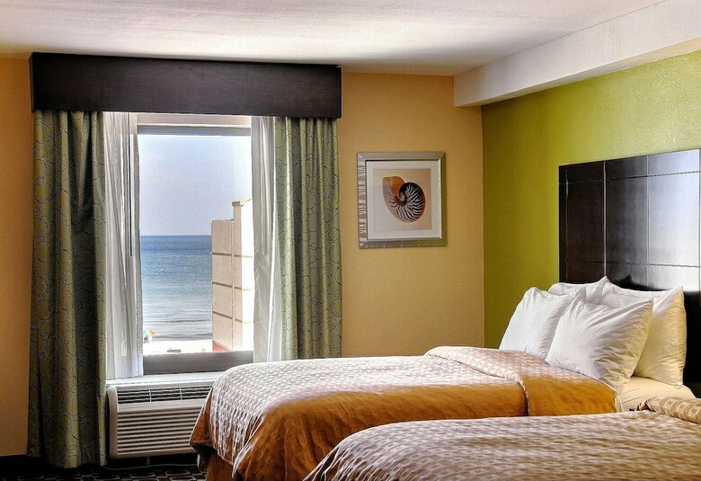 Hotel Clarion Inn & Suites Virginia Beach