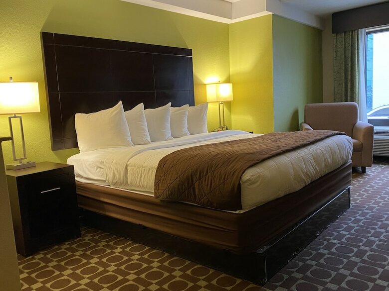 Hotel Clarion Inn & Suites Virginia Beach
