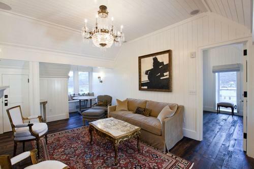 Washington School House Hotel