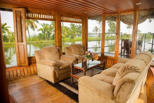 Kumarakom Heritage Houseboats