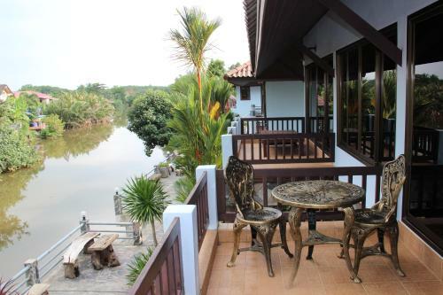 Hotel Baanrimnam Resort Trat