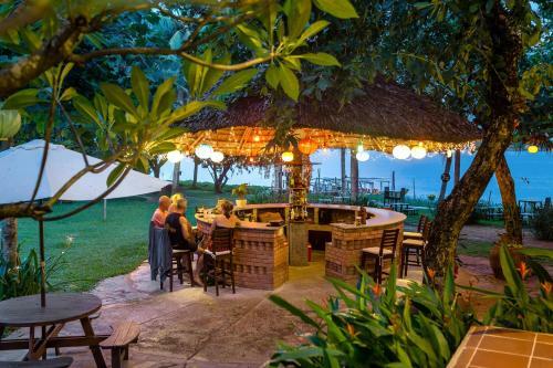 Hotel Vinh Hung Riverside Resort & Spa