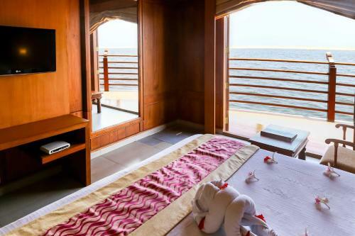 Hotel Poovar Island Resort