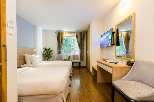 A & Em - Le Prince Hotel