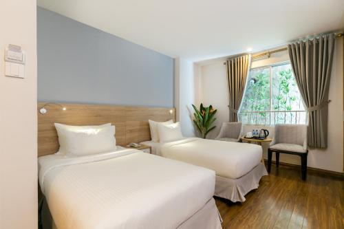 A & Em - Le Prince Hotel