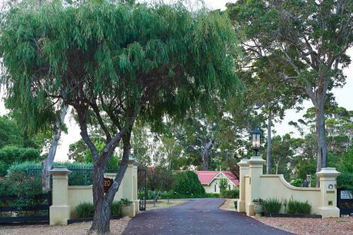 Bed & Breakfast Karri House. Eat - Stay - Love