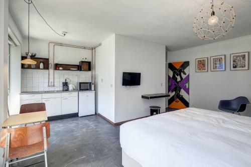 Hostal Bed And Breakfast Zuid Oost Heesterveld / Bnb Zoh