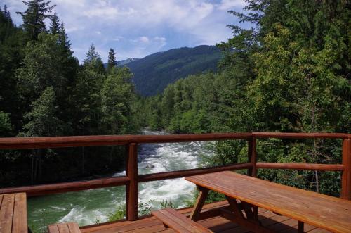 Reo Rafting Resort