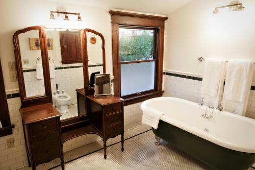 The Gatewood Bed And Breakfast