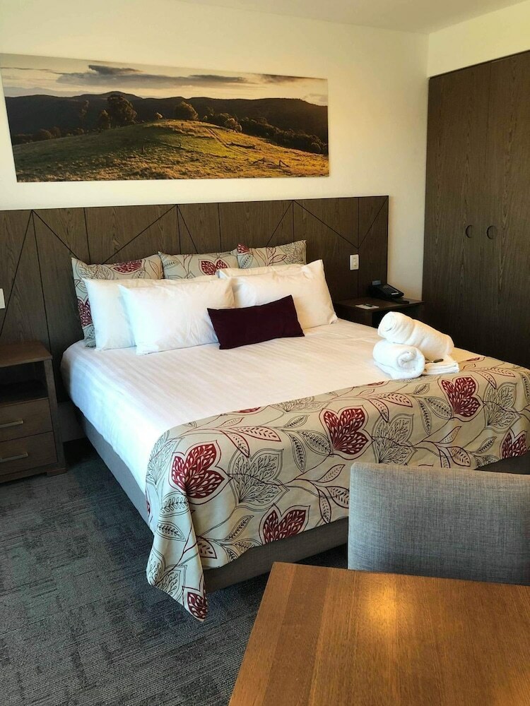 Hotel Young Federation Motor Inn